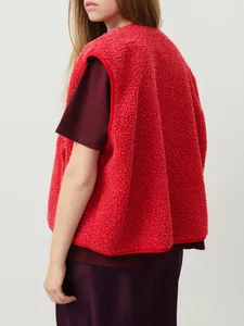 Vue de dos d'un gilet en polaire rouge vif pour un look décontracté et cosy