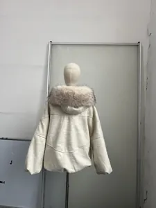 Vista posteriore di calda giacca in lana beige con cappuccio in pelliccia sintetica