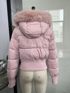 Detaillierte Rückansicht der rosa kurzen Daunenjacke mit luxuriöser Kunstpelzkapuze