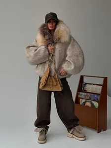Vista dettagliata dell'outfit invernale alla moda con cappotto in lana e collo in pelliccia