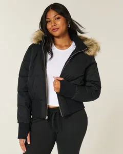Nahaufnahme einer schwarzen Damen-Pufferjacke mit Kapuze und Kunstfellkragen.