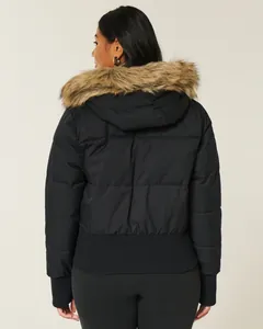Detaillierte Rückansicht einer schwarzen Pufferjacke mit luxuriösem Kunstfellbesatz