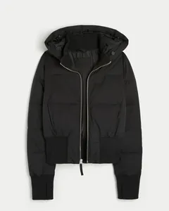 Detaillierte Vorderansicht der schwarzen kurzen Damen-Steppjacke mit Kapuze