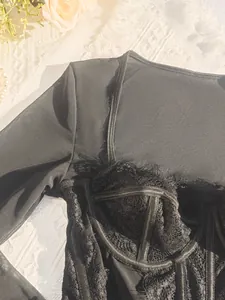 Nahaufnahme des schwarzen Spitzen-Mesh-Korsetts mit Langarm und Bügel-Details
