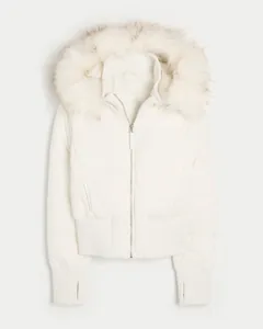 Detailansicht einer weißen Damen-Steppjacke mit Kapuze und weichem Kunstpelzkragen