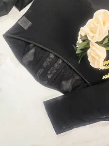 Detailansicht eines schwarzen Korsett-Tops aus Mesh und Spitze mit Bügel und Fischbein