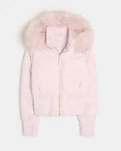 Detailansicht der kurzen rosa Damen-Steppjacke mit einer flauschigen Kunstpelzkapuze