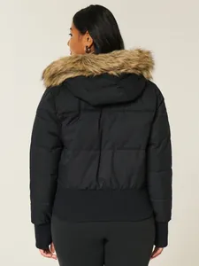 Modische kurze schwarze Damen Steppjacke mit luxuriöser Kunstpelz Kapuze und Saum