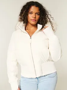Stylische kurze weiße Damen Winter-Steppjacke mit Fellkapuze und Reißverschluss