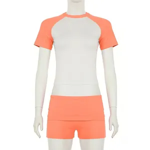 Completo sportivo da donna due pezzi con top a maniche raglan e pantaloncini
