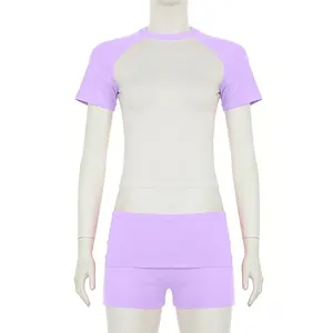 Vista dettagliata del set sportivo raglan lavanda con pantaloncini e fascia coordinata