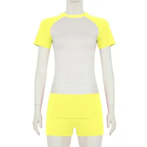 Set sportivo a due pezzi con top a maniche raglan giallo e bianco e pantaloncini da fitness