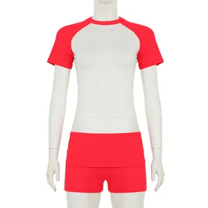 Dettaglio del set sportivo due pezzi con maniche raglan, crop top e pantaloncini rossi