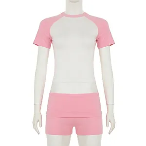 Vista dettagliata del set sportivo rosa e bianco con maniche raglan e pantaloncini
