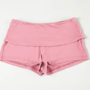 Dettaglio ravvicinato di gonna-pantalone da yoga rosa a vita alta in tessuto morbido