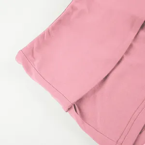 Dettaglio ravvicinato della texture in maglia rosa e cuciture impeccabili