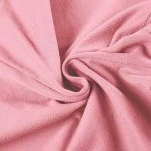 Primo piano che mostra la trama morbida e traspirante del tessuto jersey rosa di questo set