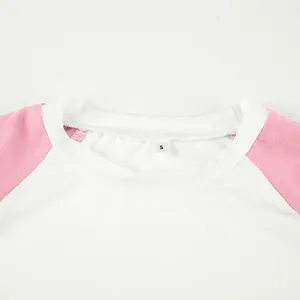 Dettaglio dello scollo di una t-shirt raglan rosa e bianca con l'etichetta taglia S