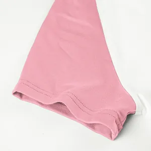 Dettaglio macro della manica raglan rosa e bianca con doppie cuciture di alta qualità.