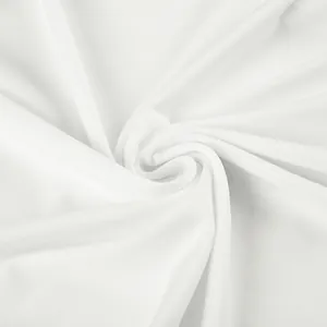 Dettaglio ravvicinato del tessuto sportivo bianco traspirante con trama a maglia fine
