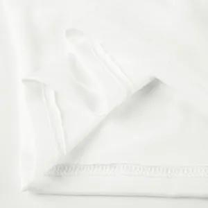 Dettaglio delle cuciture di qualità e del tessuto bianco traspirante di un top
