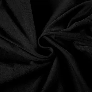 Primo piano della texture del tessuto nero morbido e traspirante del set sportivo