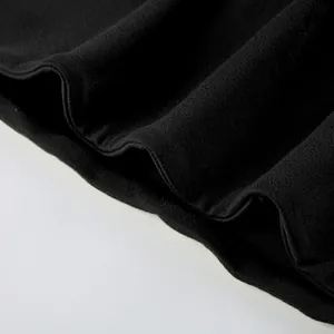 Dettaglio macro della trama del tessuto a maglia nero di alta qualità per set sportivo