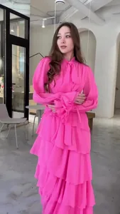 Détail montrant les volants roses et le col lavallière sur une robe de style palais rétro.