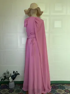 Elegante roze mouwloze avondjurk met vloeiende cape en getailleerde taille.