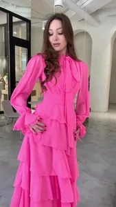 Robe longue élégante rose vif à manches longues et volants avec nœud au col