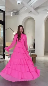 Robe longue élégante à volants rose vif dotée d'un col à nœud raffiné et moderne