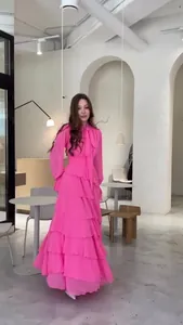Vue détaillée d'une robe longue fuchsia à volants étagés avec un col lavallière