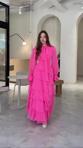 Élégante robe longue rose vif à plusieurs niveaux avec col noué et manches longues