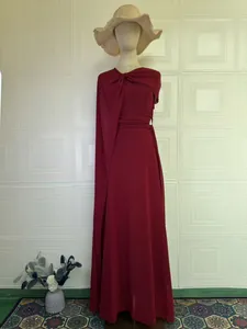 Elegante bordeauxrode mouwloze lange galajurk met luxe gedrapeerd schouderdetail