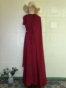 Gedetailleerd overzicht van een elegante bordeauxrode avondjurk met vloeiende cape