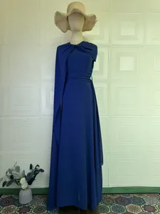 Elegante koningsblauwe avondjurk met een wikkeldoek, volledig zicht op de pop