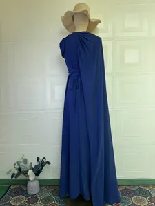 Elegante koningsblauwe mouwloze avondjurk met cape-detail op de rug en taillestrik