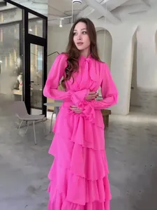 Élégante robe maxi rose vif à volants avec col à nœud et manches bouffantes pour femme