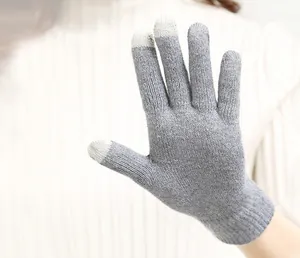 Detailansicht grauer Winter-Strickhandschuhe mit Touchscreen-kompatiblen Fingerspitzen