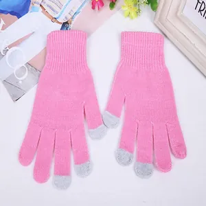 Detaillierte Ansicht rosa gestrickter Winterhandschuhe mit Touchscreen-Fingerspitzen