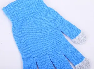 Detailansicht blauer Strickhandschuhe mit Touchscreen-Funktion und grauen Fingerspitzen