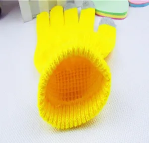 Detailansicht gelber Strickhandschuhe mit Touchscreen-Funktion und elastischem Bund