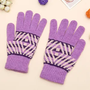 Nahaufnahme von lilafarbenen Strickhandschuhen mit einem geometrischen Rautenmuster.