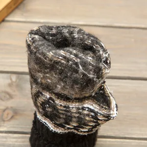 Detaillierte Nahaufnahme des dicken flauschigen Innenfutters dieser gestrickten Winterhandschuhe