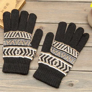 Detailansicht von schwarzen Strick-Touchscreen-Handschuhen mit geometrischem Muster.
