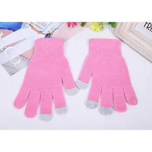 Rosa Winter-Strickhandschuhe mit grauen Touchscreen-Spitzen für moderne Smartphones