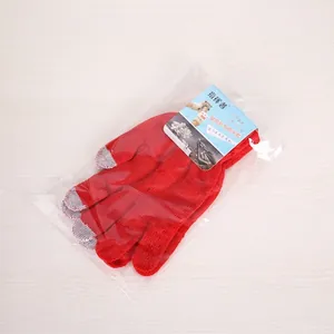 Rote Winter-Strickhandschuhe mit Touchscreen-Funktion in der Originalverpackung