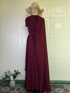 Elegante wijnrode mouwloze avondjurk met gedrapeerde schouder en tailleband.