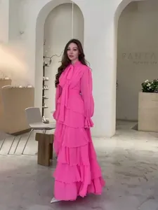 Élégante robe longue rose fuchsia à col montant et volants superposés pour femme