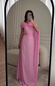 Elegante roze mouwloze maxi-avondjurk met gedrapeerde schouders en een slanke pasvorm.